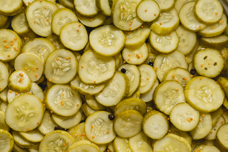 Ogórki kanapkowe z kurkumą – przepis do słoików. Jak zrobić je na zimę?