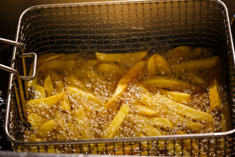 Czemu olej się pieni lub kipi? Dlaczego dzieje się tak przy smażeniu frytek?