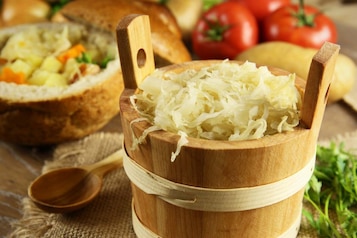 Czym zneutralizować gorzki smak kapusty? Co zrobić, by bigos nie był kwaśny?