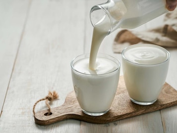 Czym różni się kefir od maślanki? Wyjaśniamy różnice!