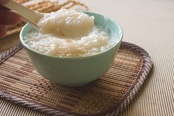 Jak zrobić kleik ryżowy na wodzie, a jak na mleku? Jak podawać tę potrawę?