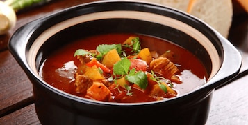 Kociołek w przepisach – najlepsze potrawy z kociołka żeliwnego