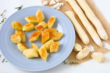 Jak i ile gotować kopytka świeże, a ile mrożone?