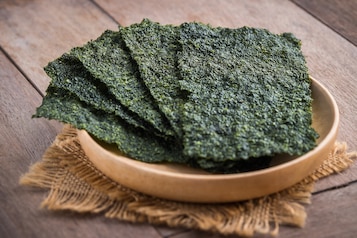 Liście nori do sushi — czym je zastąpić? Jak ułożyć na gotowej potrawie?