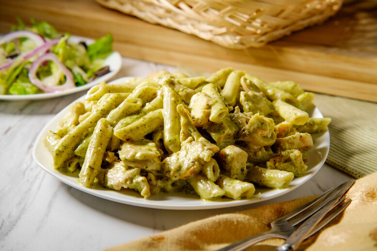 Makaron z kurczakiem i pesto – przepisy z pesto bazyliowym i pomidorowym