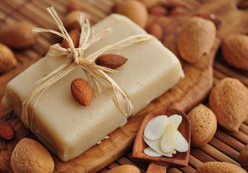 Jak zrobić marcepan? Co to jest i z czego się składa? Przepis na oryginalny marcepan