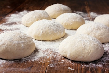 Jak zrobić idealne ciasto na pizzę?