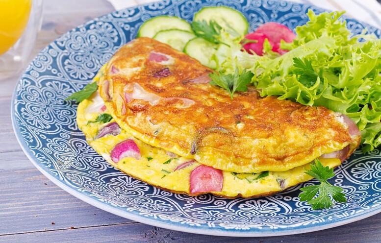 Omlet z tuńczykiem – przepis z pomidorem lub serem