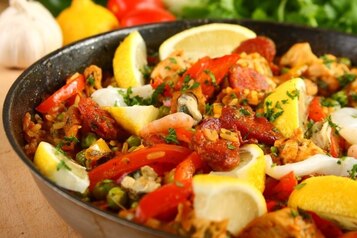 Wielobarwna paella z gorącej Hiszpanii