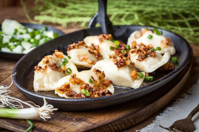 Pierogi ruskie – z czym je podawać? Czym polać?