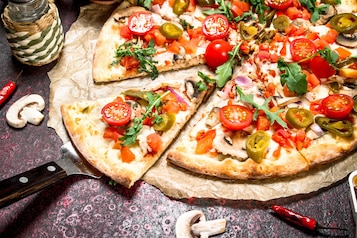Pizza na cienkim cieście – jak ją zrobić, aby wyszła idealna?