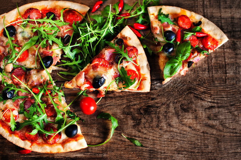 Jak odgrzać pizzę w piekarniku, a jak na patelni czy w mikrofali?