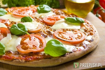 Pizza z domowym sosem pomidorowym
