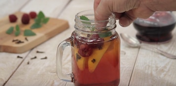 Herbata z goździkami, sokiem malinowym i pomarańczami