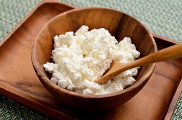 Z czym jeść serek wiejski na słodko, a z czym na słono? Co dodać?