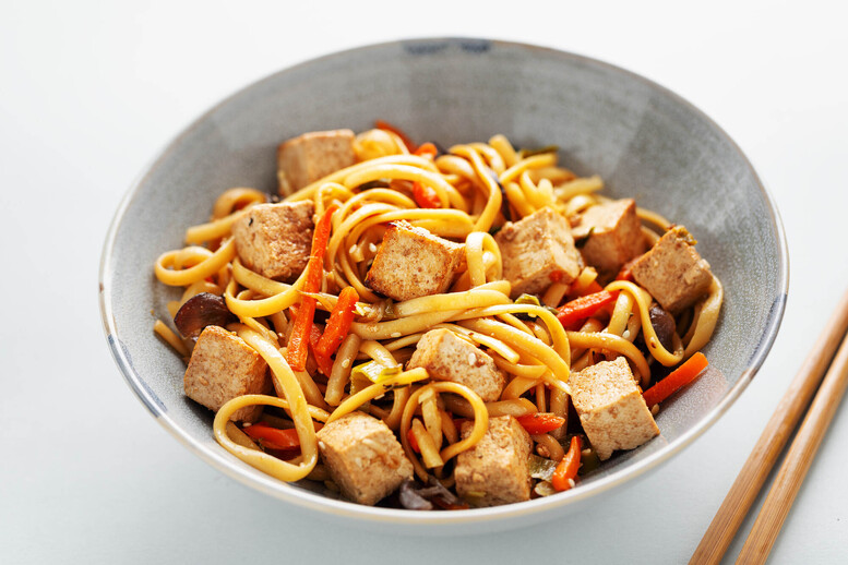 Spaghetti z tofu wędzonym – przepis na wege makaron