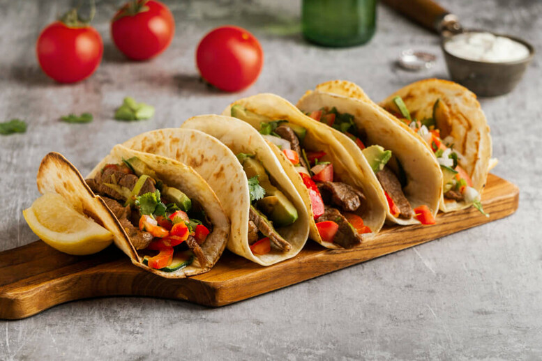 Jak zrobić tacos? Co to jest i co do nich dodać?