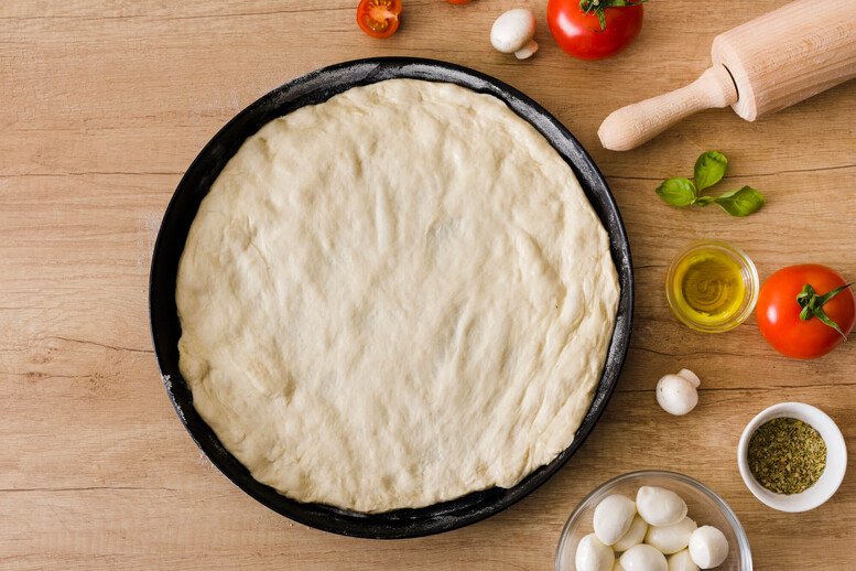 Co zrobić, żeby ciasto na pizzę było miękkie? Jak uratować za twarde lub gumowe?