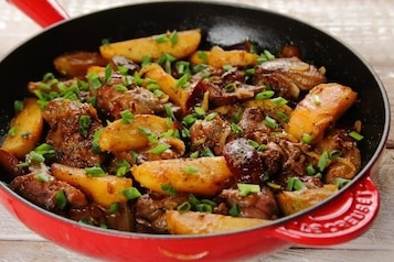 Wątróbka drobiowa z jabłkami i śliwką