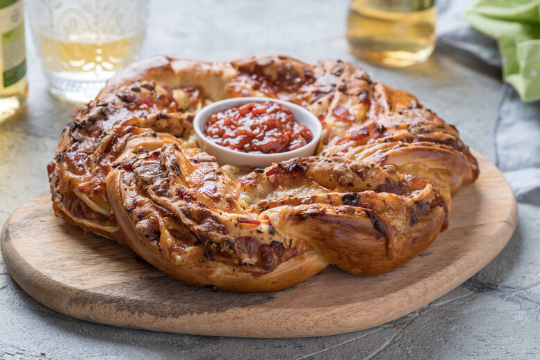 Wieniec pizzowy z gotowego ciasta – przepis