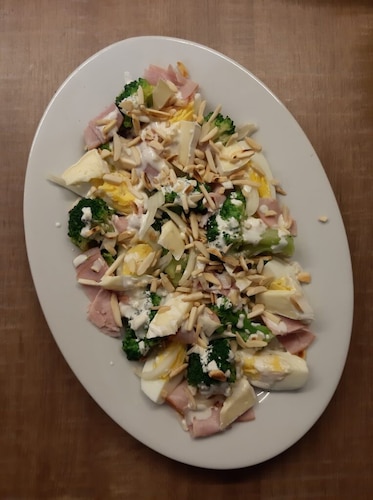 Sałatka z brokułem z dipem czosnkowym