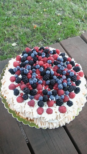 Tort bezowy z owocami