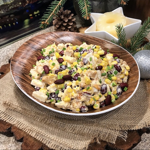 Przepis na Sałatka z kurczakiem ananasem i czerwoną fasolą Sałatka z kurczakiem ananasem i czerwoną fasolą