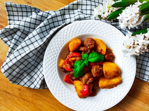 Zasmażana biała kiełbasa z papryką i ziemniakami