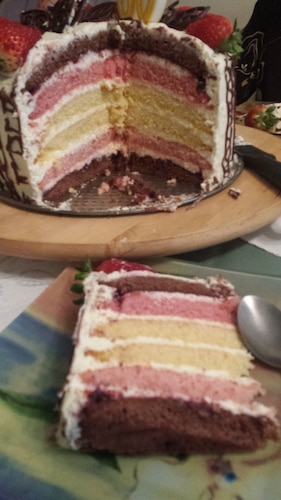 Kolorowy tort budyniowy