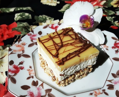 Ciasto na życie preparowanym z bitą śmietaną, mascarpone i advocatową polewą