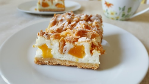 Kruche ciasto z brzoskwiniami i budyniową pianką