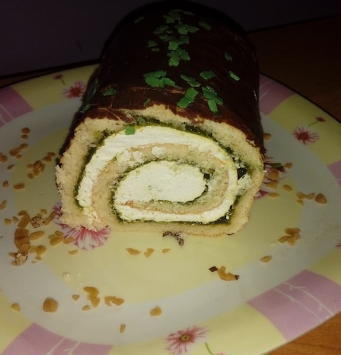 Lekka rolada biszkoptowa z kremem z białej czekolady.