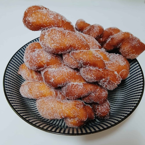 Przepis na Plecione koreańskie pączki Kkwabaegi Plecione koreańskie pączki Kkwabaegi