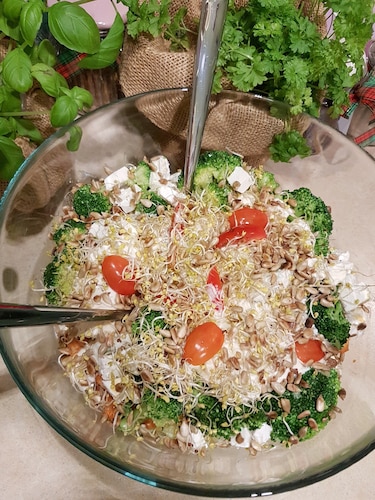 Przepis na Sałatka brokułowa Sałatka brokułowa