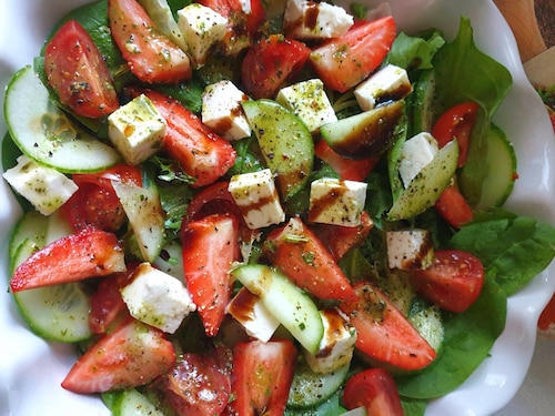 Przepis na Sałatka ze szpinakiem i truskawkami Sałatka ze szpinakiem i truskawkami