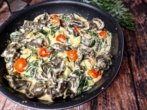 Łososiowe tortellini w sosie serowym