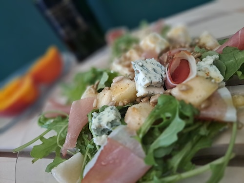 Sałatka z gruszką szynką parmeńską i orzechami włoskimi  