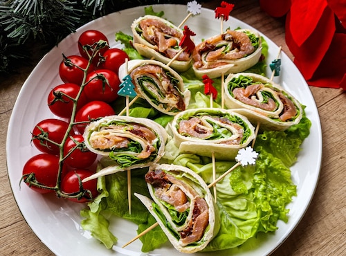 Przepis na Świąteczne koreczki z tortilli z łososiem Świąteczne koreczki z tortilli z łososiem
