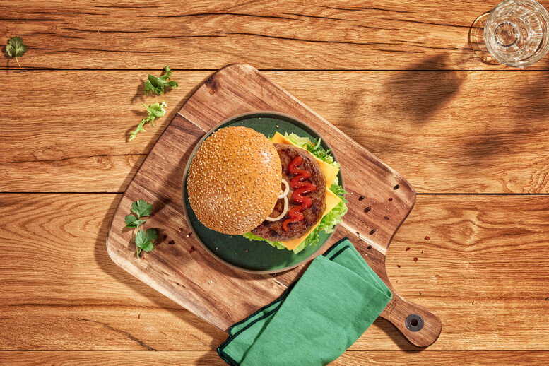 Burger glazurowany w sosie śliwkowym