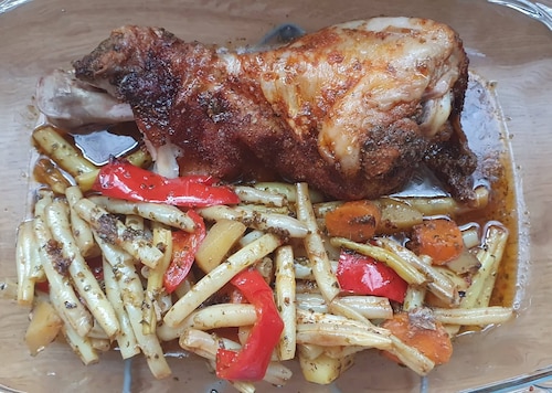 Podudzie z indyka w rękawie z warzywami