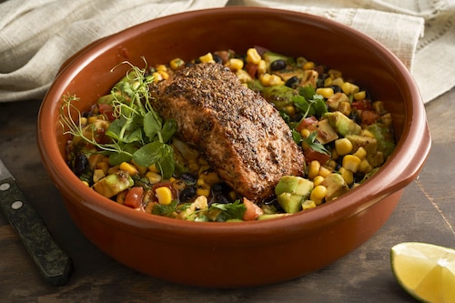 Grillowany łosoś w salsie z czarnej fasoli 