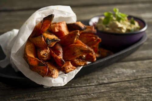 Grillowane frytki z batatatów z dipem z awokado