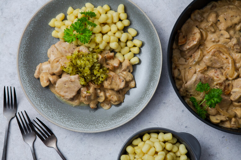 Przepis na Stroganoff z polędwiczki wieprzowej  Stroganoff z polędwiczki wieprzowej