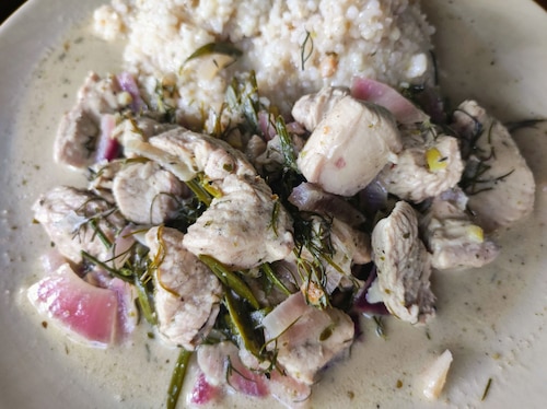 Przepis na Pierś z Indyka w sosie ziołowo czosnkowym podana z kaszą Pierś z Indyka w sosie ziołowo czosnkowym podana z kaszą