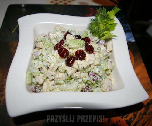 Sałatka z filetem z kurczaka selerem naciowym i żurawiną