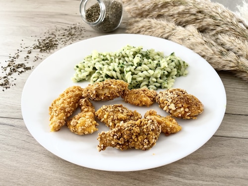 Kurczak w panierce z makaronem ze szpinakiem