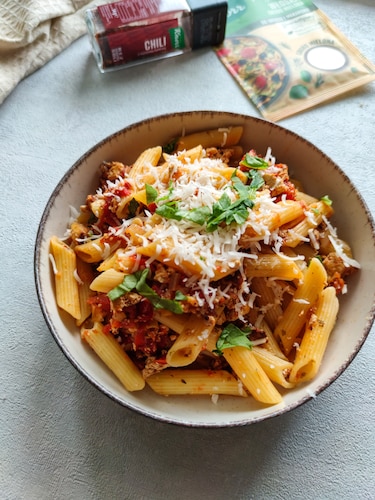 Makaron z tofu i świeżymi pomidorami