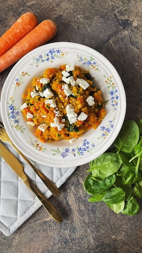 Smażony bulgur z batatem szpinakiem i serem feta