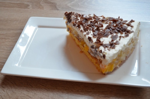 Ciasto z tropikalną galaretką i bitą śmietaną