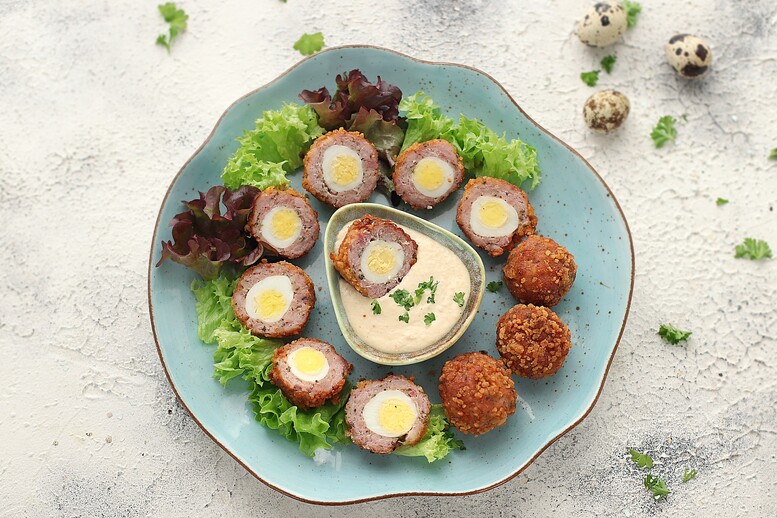 Przepis na Jaja w szkockim stylu z białą kiełbasą i chrzanem Jaja w szkockim stylu z białą kiełbasą i chrzanem